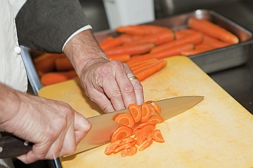Koch schneidet Karotten