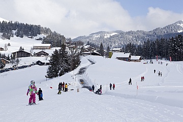 Spaziergänger und Skifahrer im Winter