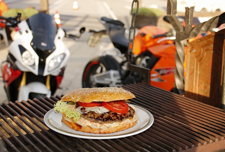 BIG-Büel-Burger on the grill